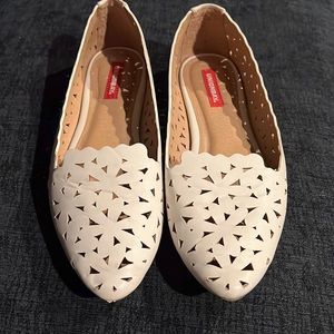 Whitney flat with a perforated silhouette to add fashion and practicality toe